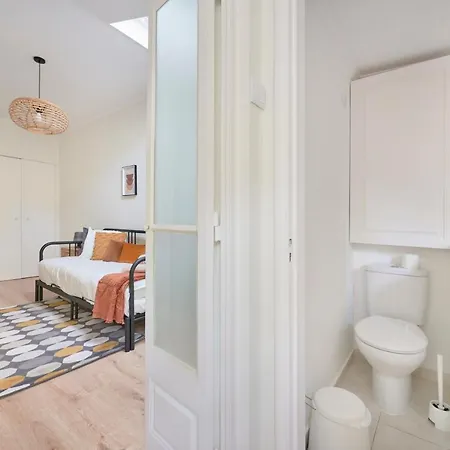 Fantastic Apartment With Balcony In Bica Lisbon Exterior photo