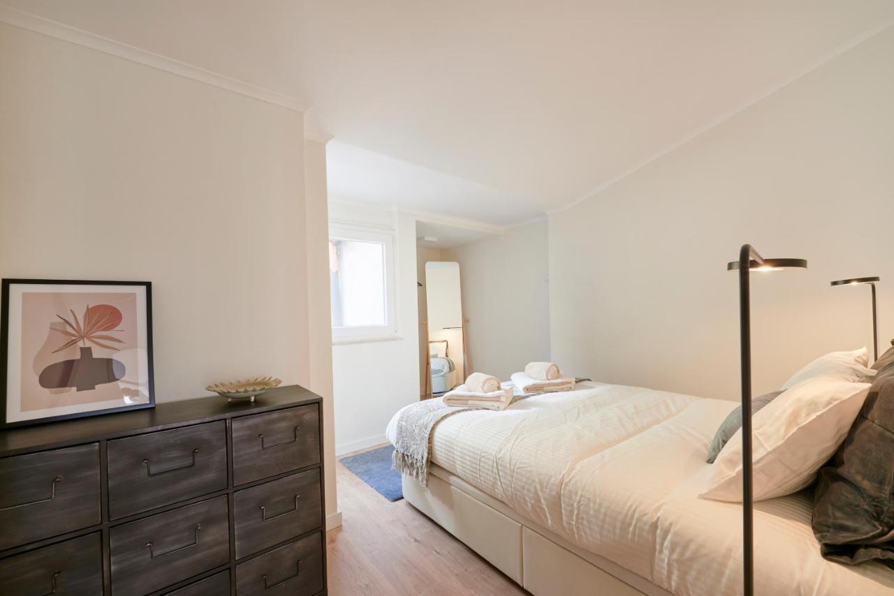 Fantastic With Balcony In Bica
