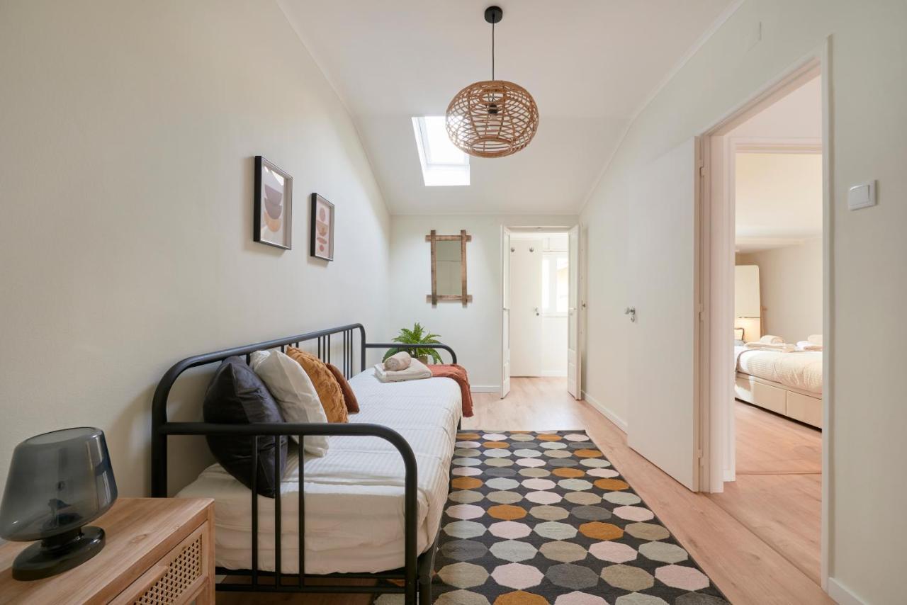 Fantastic With Balcony In Bica *